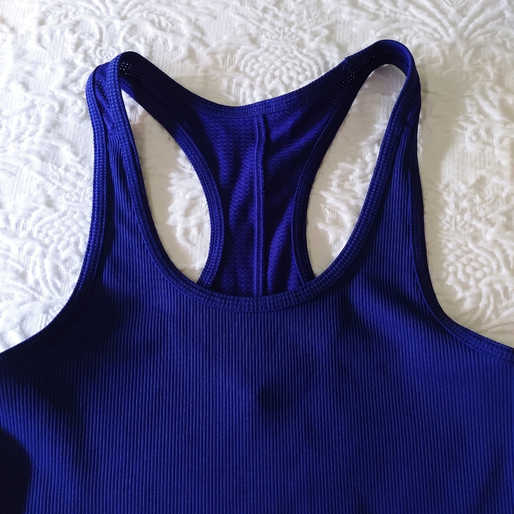3/25$ Size Small Under Armer workout tank - Picture 5 of 5